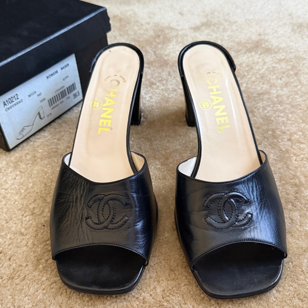 Iconic CC Chanel sandals heels 90s Lagerfeld black shoes box
